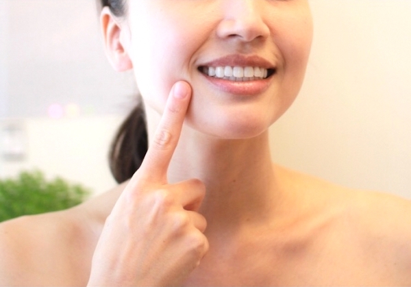 もりもと歯科クリニック｜金属アレルギー｜ブログ｜2022年4月から保険適用「CAD:CAMインレー」とは｜歯を見せる女性の画像