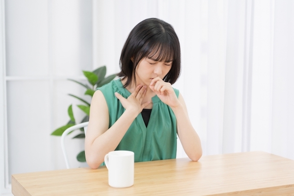 もりもと歯科クリニック｜ブログ｜「お口の健康状態」が「全身の免疫」を変える？｜喉の痛みを訴える女性の画像