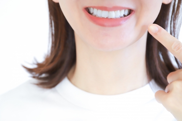 愛媛県松山市の歯医者もりもと歯科クリニック｜ブログ｜「よく噛むこと」が全身にもたらす8つの効果｜歯を見せて笑う女性の画像