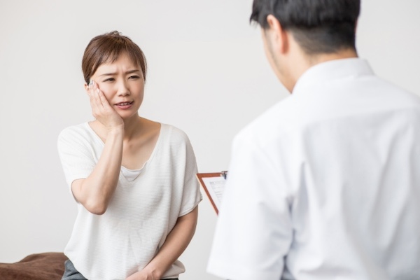 歯が痛む女性のイメージ画像｜梅雨や台風、雨の日に歯が痛むのはなぜ？気圧性歯痛とは｜愛媛県松山市の歯医者「もりもと歯科クリニック」