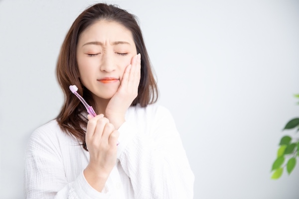 歯が痛む女性のイメージ画像｜梅雨や台風、雨の日に歯が痛むのはなぜ？気圧性歯痛とは｜愛媛県松山市の歯医者「もりもと歯科クリニック」