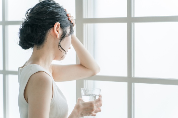 低気圧で体調不良の女性のイメージ画像｜梅雨や台風、雨の日に歯が痛むのはなぜ？気圧性歯痛とは｜愛媛県松山市の歯医者「もりもと歯科クリニック」