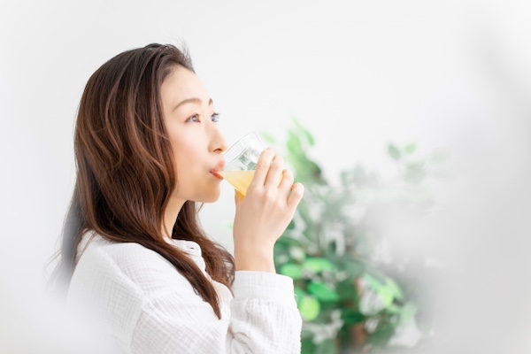ジュースを飲む女性のイメージ画像｜夏こそ要注意！水分補給のつもりが虫歯リスクUP！？｜愛媛県松山市の歯医者「もりもと歯科クリニック」