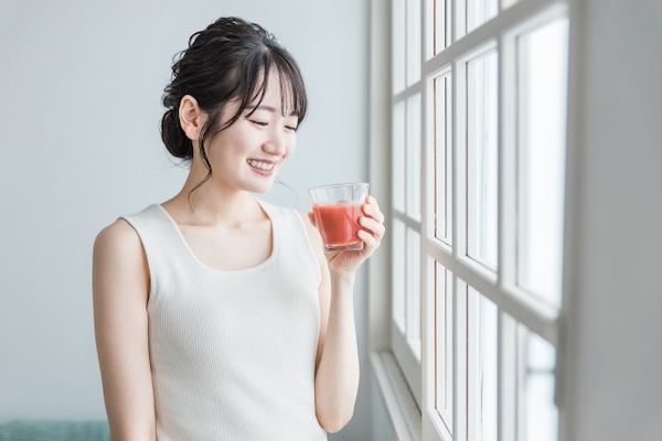 ジュースを飲む女性のイメージ画像｜夏こそ要注意！水分補給のつもりが虫歯リスクUP！？｜愛媛県松山市の歯医者「もりもと歯科クリニック」