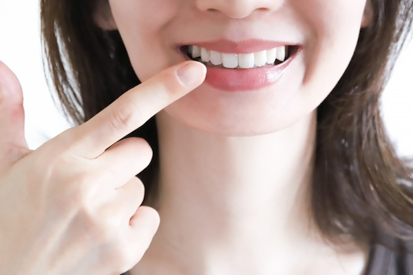 白くて健康な歯を見せる女性のイメージ画像｜栄養豊富！この時期にとりたい「歯を丈夫にする」秋の味覚｜愛媛県松山市の歯医者「もりもと歯科クリニック」