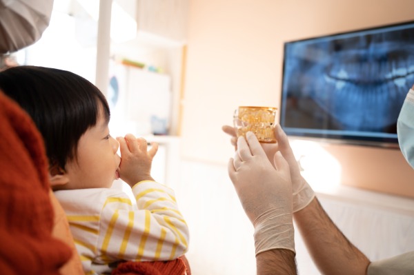 乳幼児が歯科医院に通う時期はいつから？歯医者デビューのタイミングと重要性