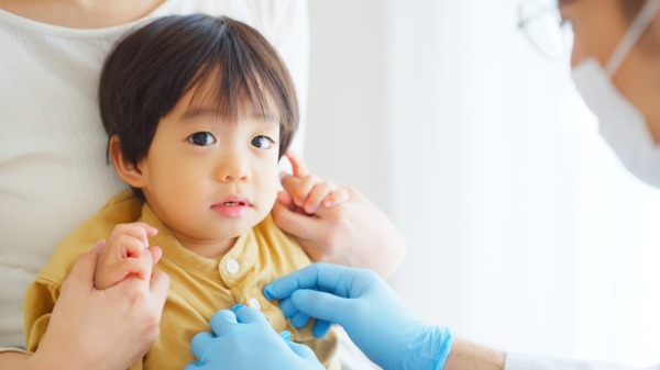 乳幼児を診察する歯科医師|乳幼児が歯科医院に通う時期はいつから?歯医者デビューのタイミングと重要性|金属アレルギー・掌蹠膿疱症専門歯科医療サイト|愛媛県松山市もりもと歯科クリニック