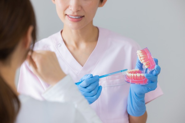 歯のメンテナンスでインフルエンザの予防をする女性|インフルエンザ予防に口腔ケアが効果的な理由|金属アレルギー・掌蹠膿疱症専門歯科医療サイト|愛媛県松山市もりもと歯科クリニック