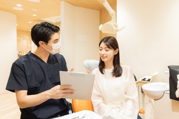 改定のメリットを患者様に説明している様子｜2026年6月 診療報酬改定｜CAD/CAM冠・インレーの適応範囲が大きく広がります｜金属アレルギー・掌蹠膿疱症専門歯科医療サイト｜愛媛県松山市もりもと歯科クリニック