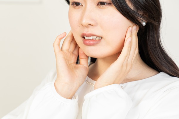 歯ぎしり・食いしばりの原因と影響｜リスクと対策を解説